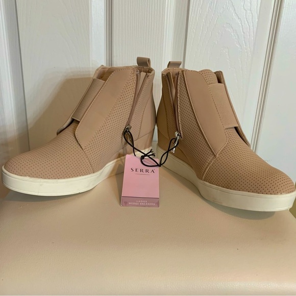 Serra Shoes - NWT Serra Ladies Wedge Sneaker, Tan, Size 9